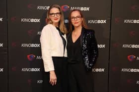 (FOTO) Boleča podobnost: Bronja Žakelj ganjena nad igralcem, ki v filmu Belo se pere na devetdeset igra njenega brata