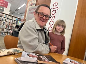 Prva knjiga, ki jo je napisal avtor z Downovim sindromom: Smo del vašega sveta