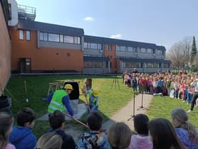 Zaradi prostorske stiske pouk na hodniku, v jedilnici in parku