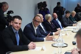 (ŠESTI DAN) Povolilni labirinti sprenevedanja: Fantje iz tretjega bloka in pr(a)vi vodja na preži za desnim ovinkom