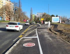 Kolesarjem - stop! Prednost imajo avtobusi in avtomobili! Unikatna prometna ureditev po mariborsko na Titovi