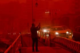 (FOTO) Apokaliptični prizori v Grčiji: Ekstremne nevihte in saharski pesek ohromili državo