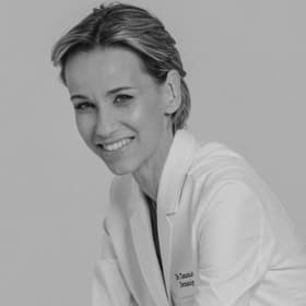 Po težki bolezni pri 44 letih umrla priznana dermatologinja in hči znanega fotografa