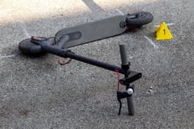 Tragična nesreča: 24-letnica povozila mladoletnici na skiroju, ena je umrla, druga hudo poškodovana