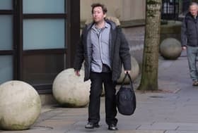 (TEMNA PLAT) Prelomna sodba: Ženska skočila z mosta, mož obsojen za uboj