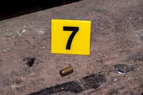 Iskanje se je končalo tragično: Pogrešanega 20-letnika našli mrtvega v kleti, njegove noge so bile zvezane