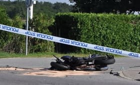 V Ljubljani in okolici poškodovana motorista: Prvi vozil preblizu roba vozišča, drugi s prekratko varnostno razdaljo