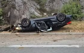 Huda nesreča: Pri Reki z BMW-jem voznika odneslo ceste, trčil je v steno in končal na strehi