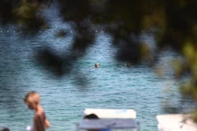 Na priljubljeni plaži v Zadru se širi neznosen smrad, kopalce presenetil grozljiv prizor v morju