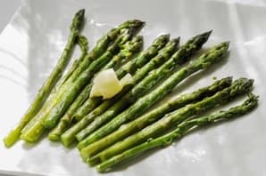 Greste ta vikend nabirat šparglje? Ena napaka vas lahko stane kar 993 evrov