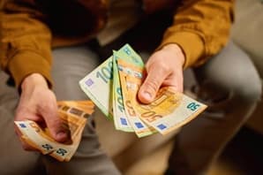 Za čokoladno jajce odštel skoraj tisoč evrov, nato pa doživel hladen tuš