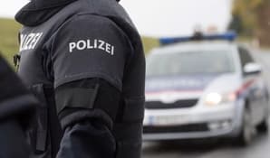 Nesreča na parkirišču: Je oče štiriletno hčerko namerno poškodoval?