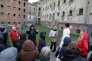 (FOTO) Po zgodovini in prostorih moške kaznilnice: Zakaj nas je vodnik priganjal s piščalko?