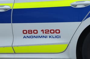 Policiste klicali zaradi voznika, ki vijuga po cesti: Odklonil je alkotest, za pasom pa je imel imitacijo pištole