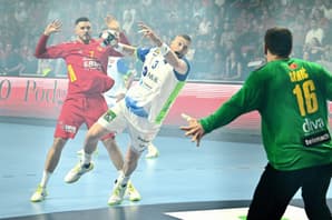 (FOTO) Drama v dimu in peklu Morače: Slovenski rokometaši domov z minimalno zmago
