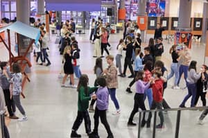 (MATURANTSKI PLES) Vsi marš na ples - a pazite, da ne boste s strani varnostne službe odstranjeni s plesišča