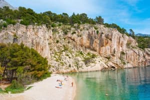 Incident na znani hrvaški plaži zaradi golega kopalca: Domačinu prekipelo, v roke vzel celo sekiro
