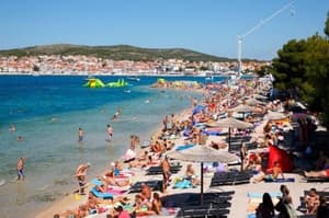 Slovenka na Hrvaškem nosila majico s kontroverznim napisom, sprožila je ostre odzive
