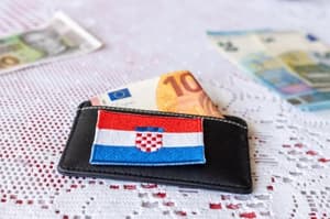 Hrvaške plače dohitevajo slovenske: Neto razlika že pod 115 evri! A hudič je v podrobnostih ...