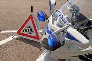 Tragična nesreča v Lokovici: Med prehitevanjem umrl 42-letni motorist