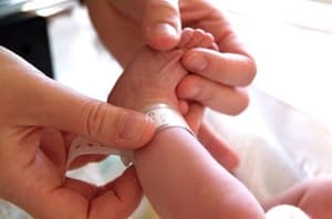 Tragična nesreča: Enoletni deček se je zadušil z maminim umetnim nohtom