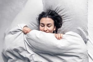 Kovinski okus v ustih zjutraj: Kaj vam sporoča telo?