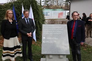 (FOTO) Golob v Mariboru: Položili temeljni kamen za novo infekcijsko stavbo UKC Maribor