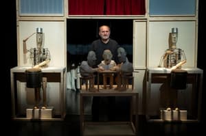 (INTERVJU) Silvan Omerzu: Z lutkami je lahko Pohujšanje res farsa