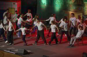 (FOTO) Pod našo streho: Dobrodelni večer Pod našo streho je povezal različnost, ki v ustvarjalnosti nima meja