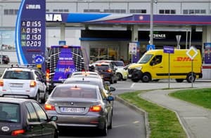 Opozarjali so, da se tega ne počne: Poglejte, kako se je pripeljal na bencinsko črpalko