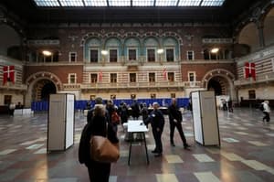 Danci danes predčasno volijo parlament: Kaj napovedujejo ankete?