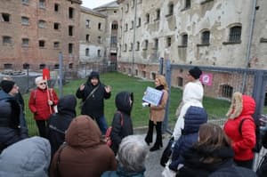 (FOTO) Po zgodovini in prostorih moške kaznilnice: Zakaj nas je vodnik priganjal s piščalko?
