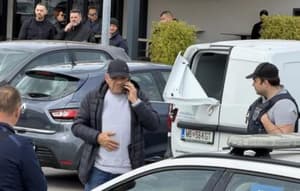 (FOTO) Drama na Mercatorjevem parkirišču: Pred številnimi gosti lokala skušal ukrasti denar iz avta varnostne službe