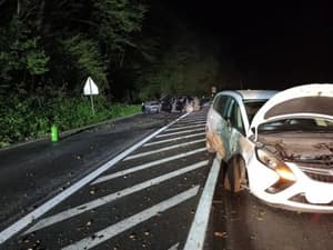 (FOTO) Nočna intervencija za PGE Krško: Na regionalni cesti trčili osebni vozili