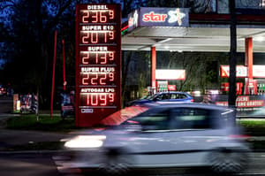 Povprečen zaposleni v Nemčiji aprila za liter goriva delal približno pet minut