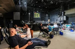 (FOTO) Študentje v svoji dnevni sobi častijo po pol litra