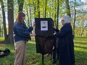 (FOTO) Mala bitja Nine Naveršnik nagovarjajo ob sprehodu v ravenskem grajskem parku