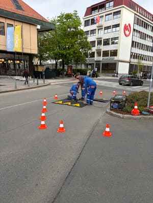 Konec dirkanja? Na območju Glavnega trga v Mariboru postavili hitrostne ovire