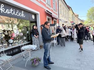 (FOTO) Poezija za mir: Štamulak v Slovenj Gradcu predstavil projekt "Pet do dvanajstih"