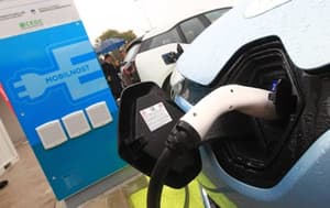 (VIDEO) Čas za vrnitev k dizlu/bencinu? Na Obali "električarji" v vrsti za polnjenje, mesta za točenje goriva prazna