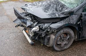 (VIDEO) Vozil v nasprotno smer in silovito trčil, umrli so štirje mladi potniki