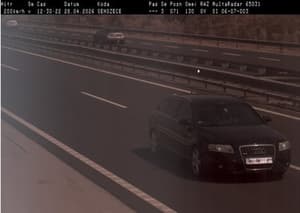 (FOTO) Na avtocesti divjal z 200 kilometri na uro, ko so 39-letniku izrekli kazen, pa se je zgodilo to ...