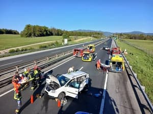 (FOTO) Ni zaviral: 23-letnik trčil v vozilo pred seboj, šest udeležencev poškodovanih, posredoval je tudi helikopter