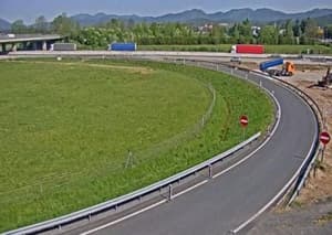 Indijec iz Kopra se je prevrnil s tovornjakom: Primorska avtocesta zaradi nesreče zaprta v obe smeri