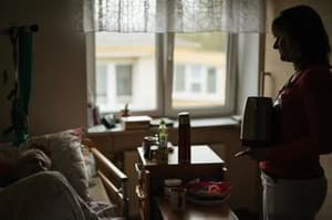 Dolgotrajna oskrba: Mora oskrbovalec res živeti pri svojcu? Uporabniki trdijo eno, ministrstvo drugo