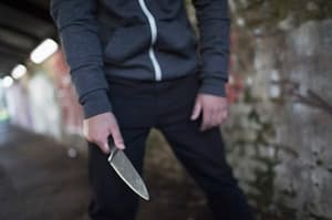 Najstnik z nožem napadel 14-letnika in mu hudo poškodoval notranje organe, policija ga je že prijela