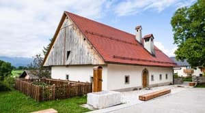 Po treh mesecih zaprtja bo interpretacijski center ob Prešernovi hiši v Vrbi vendarle odprl svoja vrata