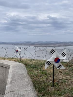 (REPORTAŽA) Med vojno in tišino: DMZ, meja med Korejama in globoka rana hladne vojne
