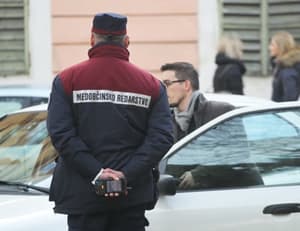 Novo mesto: Zaradi prometnega prekrška grobo napadel redarja in ga poškropil s solzivcem, končal je na urgenci
