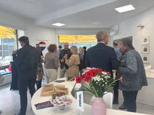 (FOTO) RE/MAX Maribor ob obletnici odprl umetniško razstavo: "Nepremičnine niso le zidovi, temveč domovi in zgodbe ljudi"